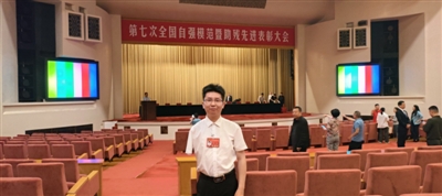 单手敲出自强人生，科技助残点亮希望 咸宁籍独臂博士袁鑫获评“全国自强模范”
