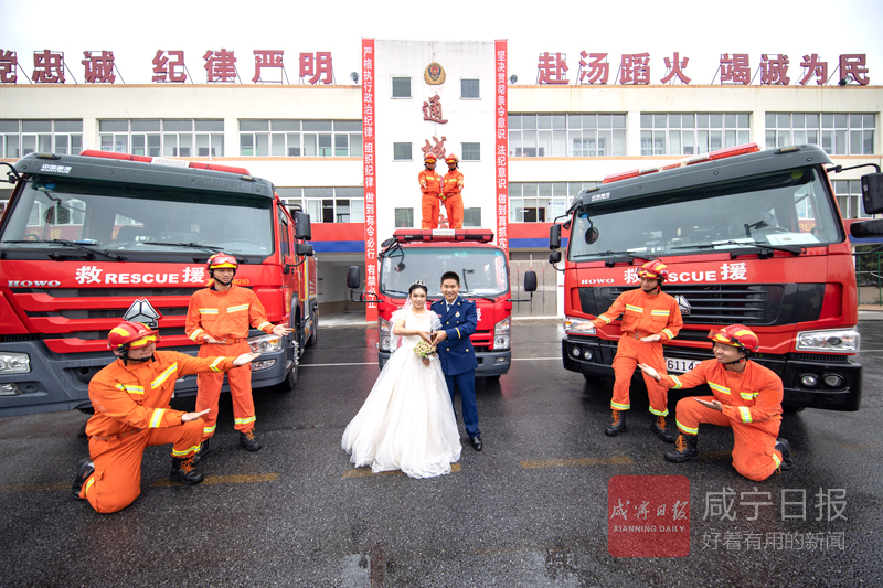 消防车婚纱照_消防车卡通图片(3)