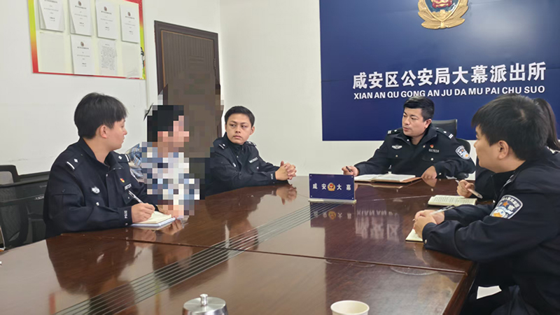 图为男子与警察讲述柬埔寨经历.jpg