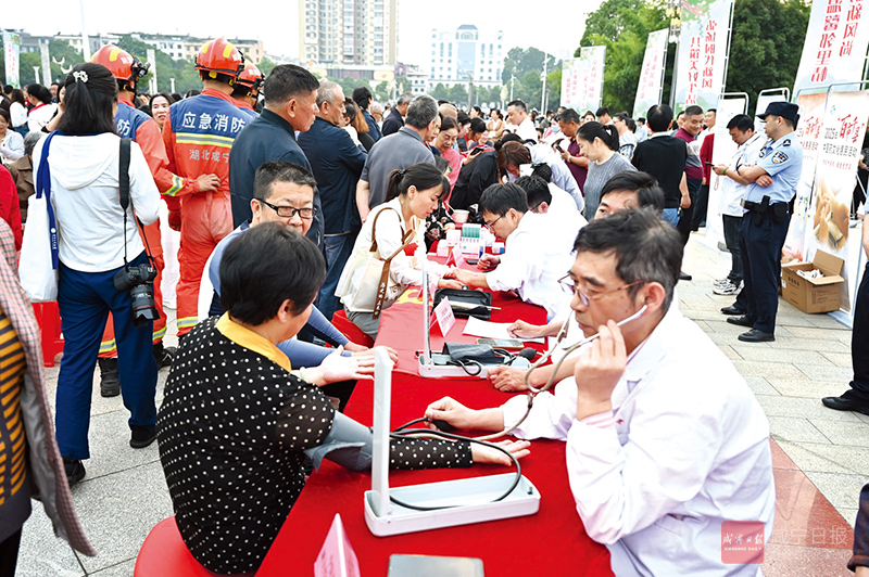 万名群众齐欢聚  共享文明新风尚 2025年咸宁市“社区文化节”文明实践活动通城专场火热开幕