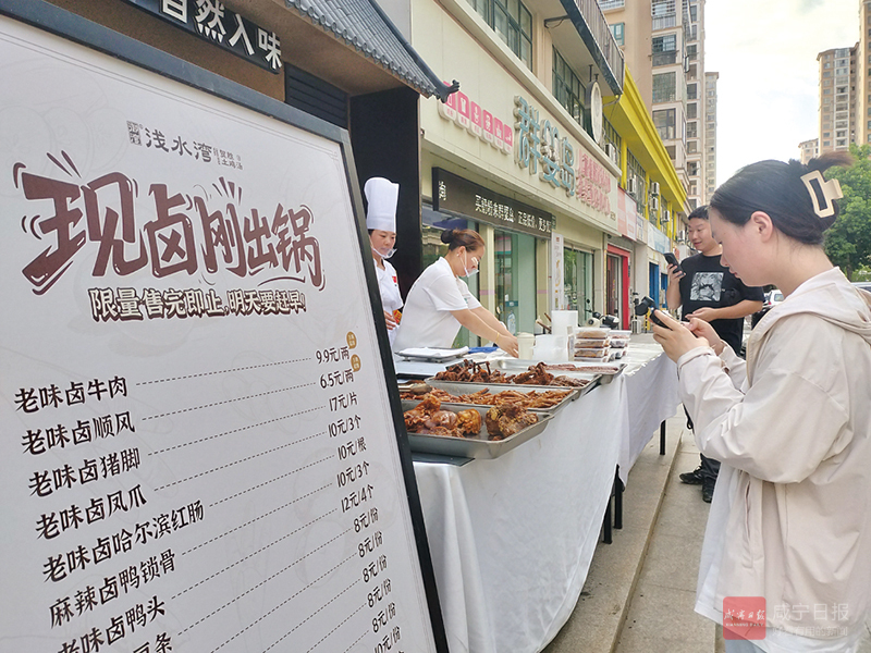 组图：烟火气里的消费新变化 老牌饭店花式“摆摊”