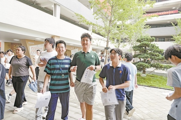 “踩點”踩出安心感 中考考生從容探考場