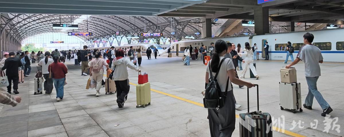 国庆假期临近 汉口火车站迎来客流高峰