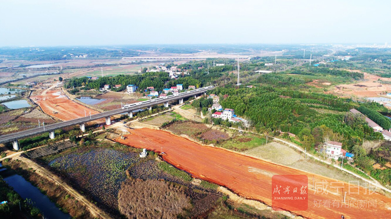 图文：咸安区官埠大道土地平整工程正抓紧建设