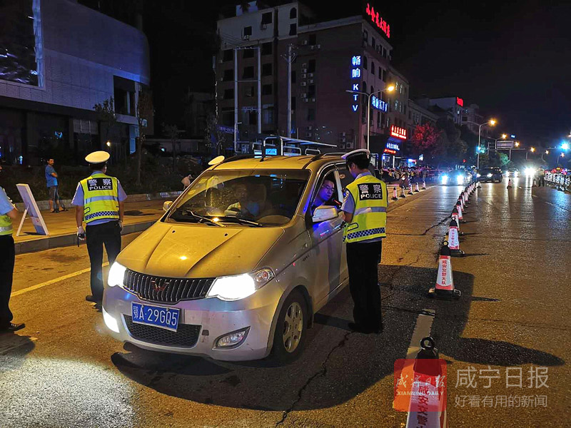 图文：高考护航刚结束 夜查酒驾不停歇