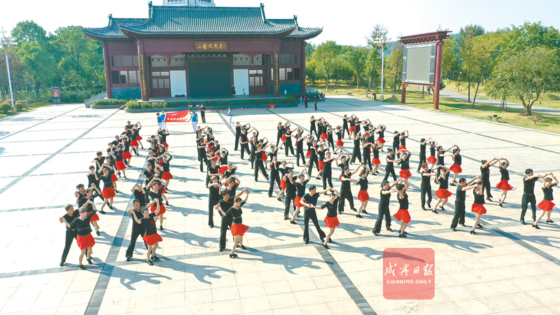 图文：嘉鱼交谊舞  挑战吉尼斯