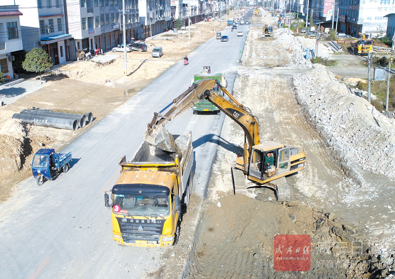 图文：通城五里大道改扩建火热施工