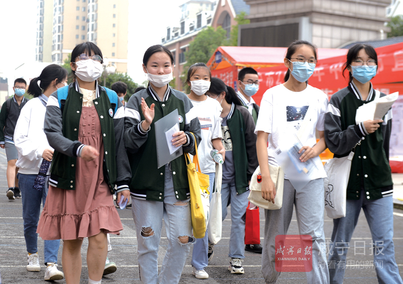 图文：中考首日三万学子微笑启航