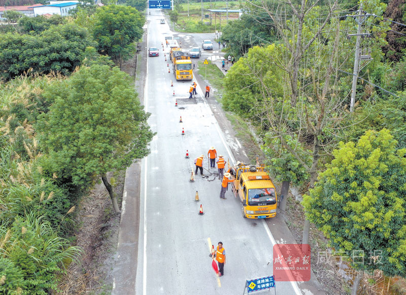 图文：水毁公路抢修忙