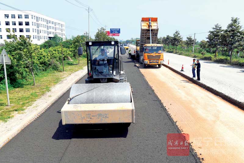 图文：武赤公路嘉鱼段打造靓丽风景道