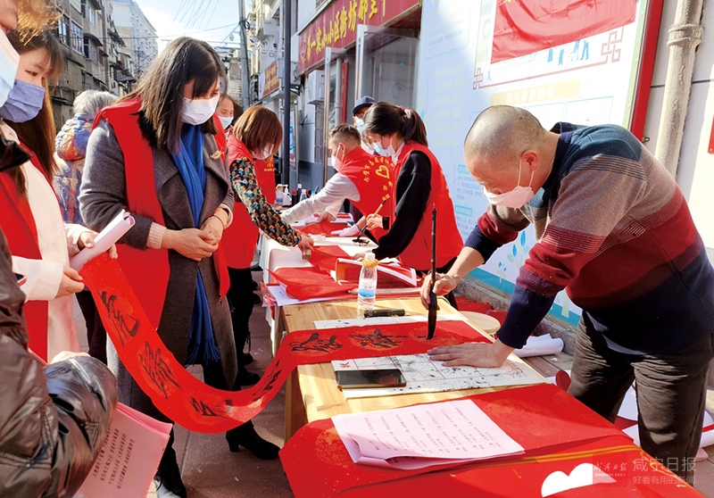 图文：文化惠民送春联