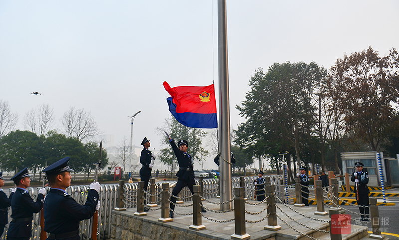 图文：警旗飘扬 警徽闪耀