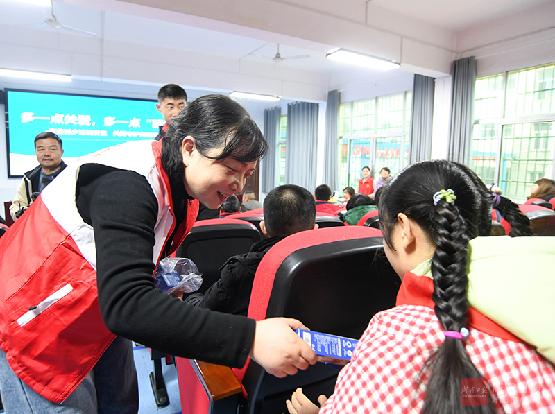 组图：志愿服务走进市特殊教育学校