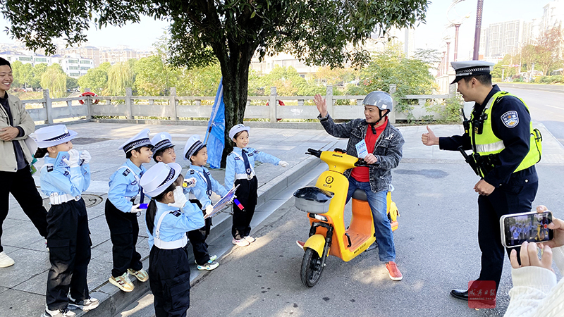 图文：萌娃化身“小交警”