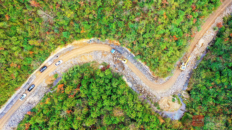 图文：拓宽通村公路 助力乡村振兴