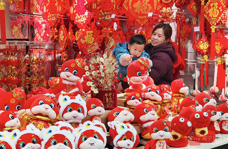 图文：蛇年饰品走俏