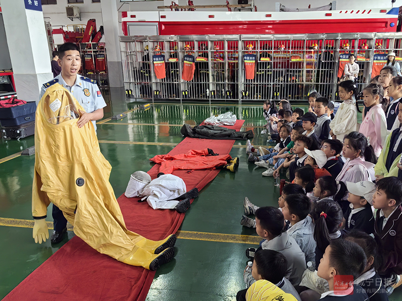 图文：走进消防站致敬火焰蓝