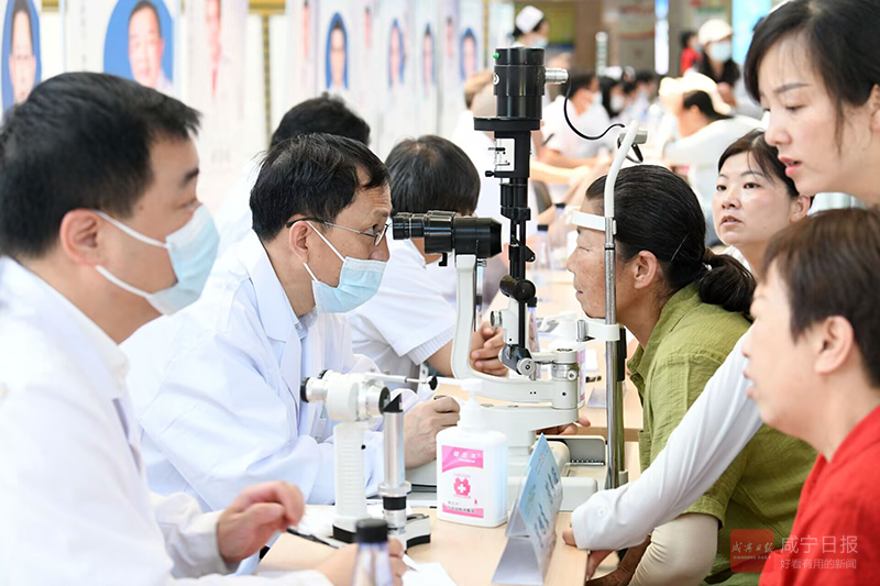 图文：专家组团送健康