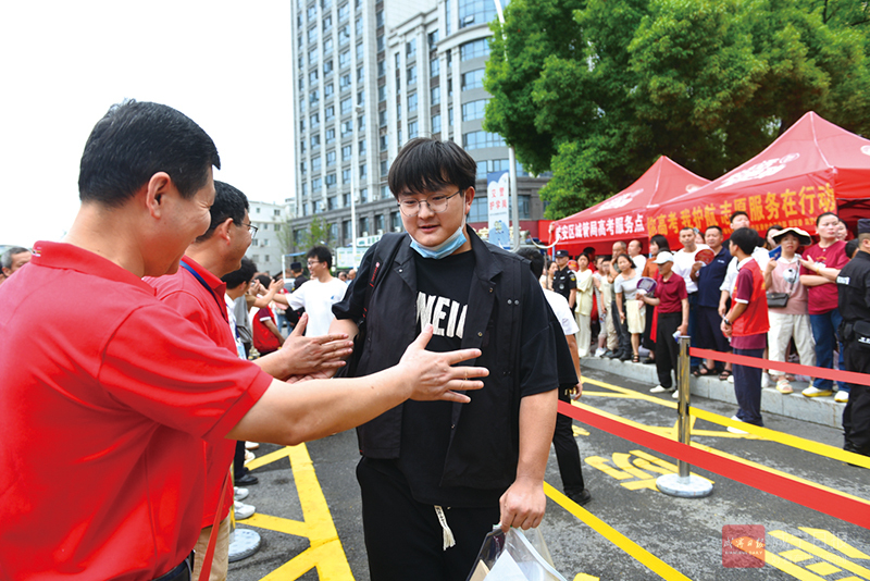 图文：青春执笔向未来  全城一心护征程