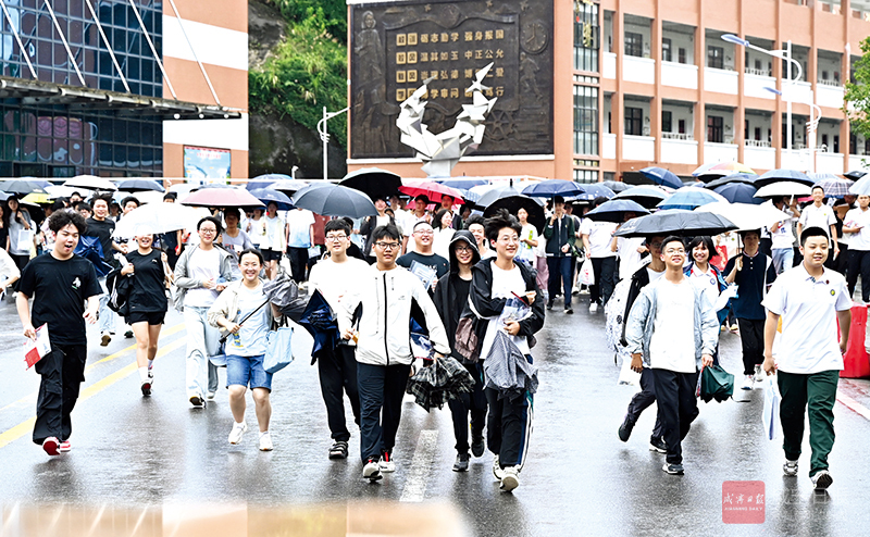 图文：咸宁中考雨中收官 奔赴新程不负韶华