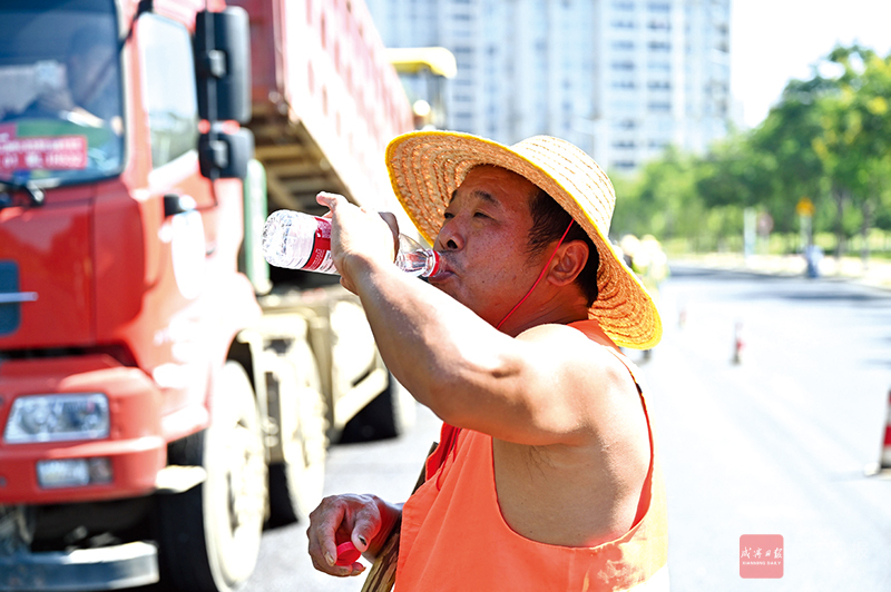 组图：战高温 筑坦途