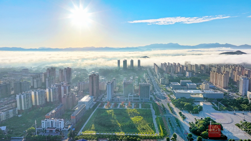 图文：晨雾缭绕山城美