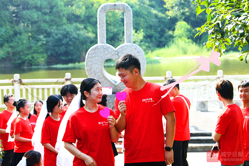 图文：集体婚礼倡新风