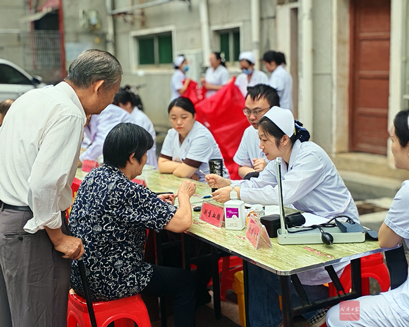 图文：健康义诊进社区 文明宣传倡新风