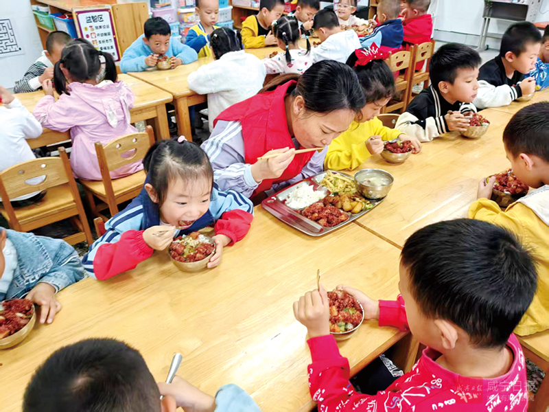 组图：家长进校园 陪餐督安全