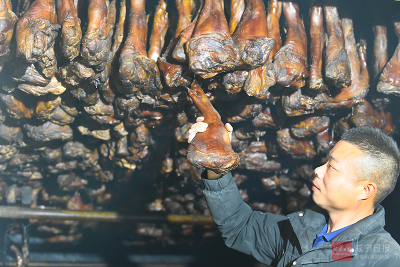 图文：腊肉飘香助增收