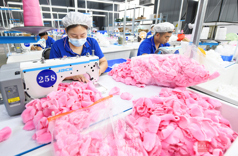 图文：潮牌玩具生产忙