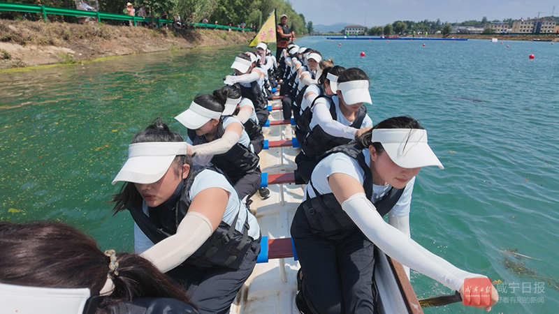 图文：女子龙舟队踏浪放歌迎端午