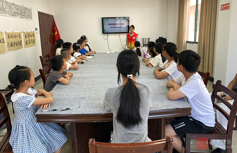图文：大学生“带娃” 家长安心一“夏”