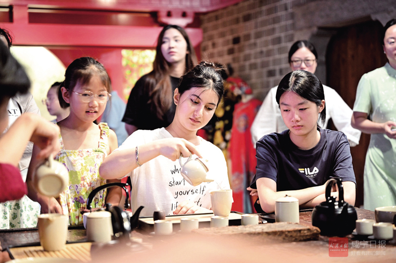 图文：留学生体验咸宁非遗文化