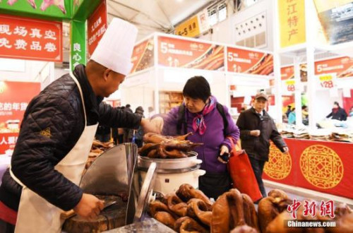 资料图:春节将至,图为民众在选购年货。 安源 摄 资料图:春节将至,图为民众在选购年货。 安源 摄