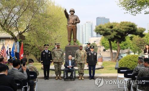 4月25日,在位于首尔龙山的驻韩美军第8军司令部,龙山基地内沃尔顿·沃克将军铜像迁移工作正式启动,这是迁移纪念活动现场照。(图片来源:韩联社) 4月25日,在位于首尔龙山的驻韩美军第8军司令部,龙山基地内沃尔顿·沃克将军铜像迁移工作正式启动,这是迁移纪念活动现场照。(图片来源:韩联社)