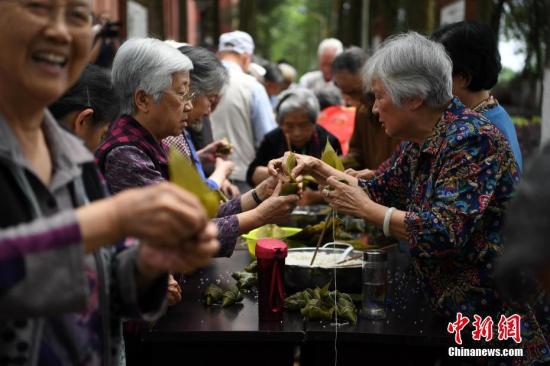 5月25日,重庆歌乐山的200余位老人一起包粽子,迎接端午佳节的来临。 中新社记者 陈超 摄 5月25日,重庆歌乐山的200余位老人一起包粽子,迎接端午佳节的来临。 中新社记者 陈超 摄