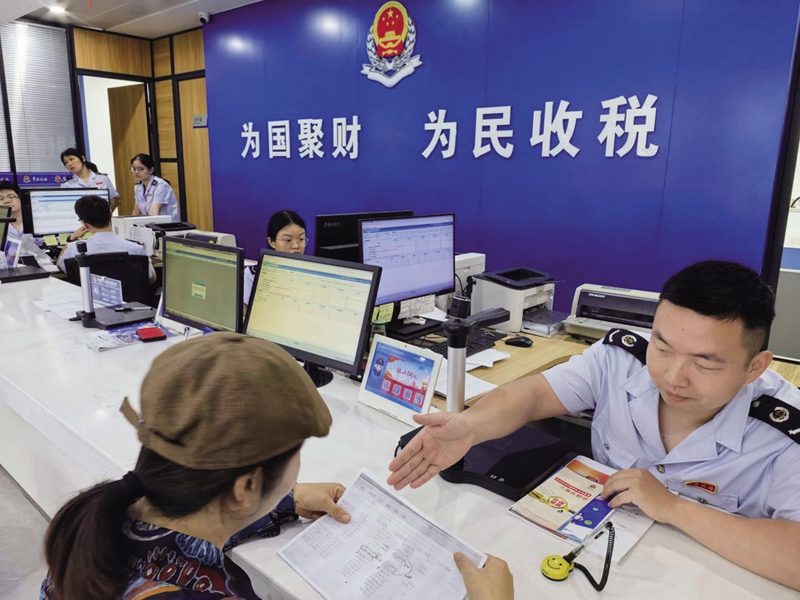 嘉鱼税务以实干献礼国庆2.jpg