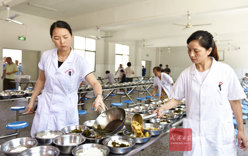 医护人员给患者配餐 特约记者 刘建平 摄