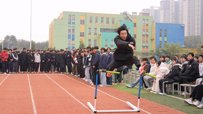 奥运名将史冬鹏现身咸安!2.jpg